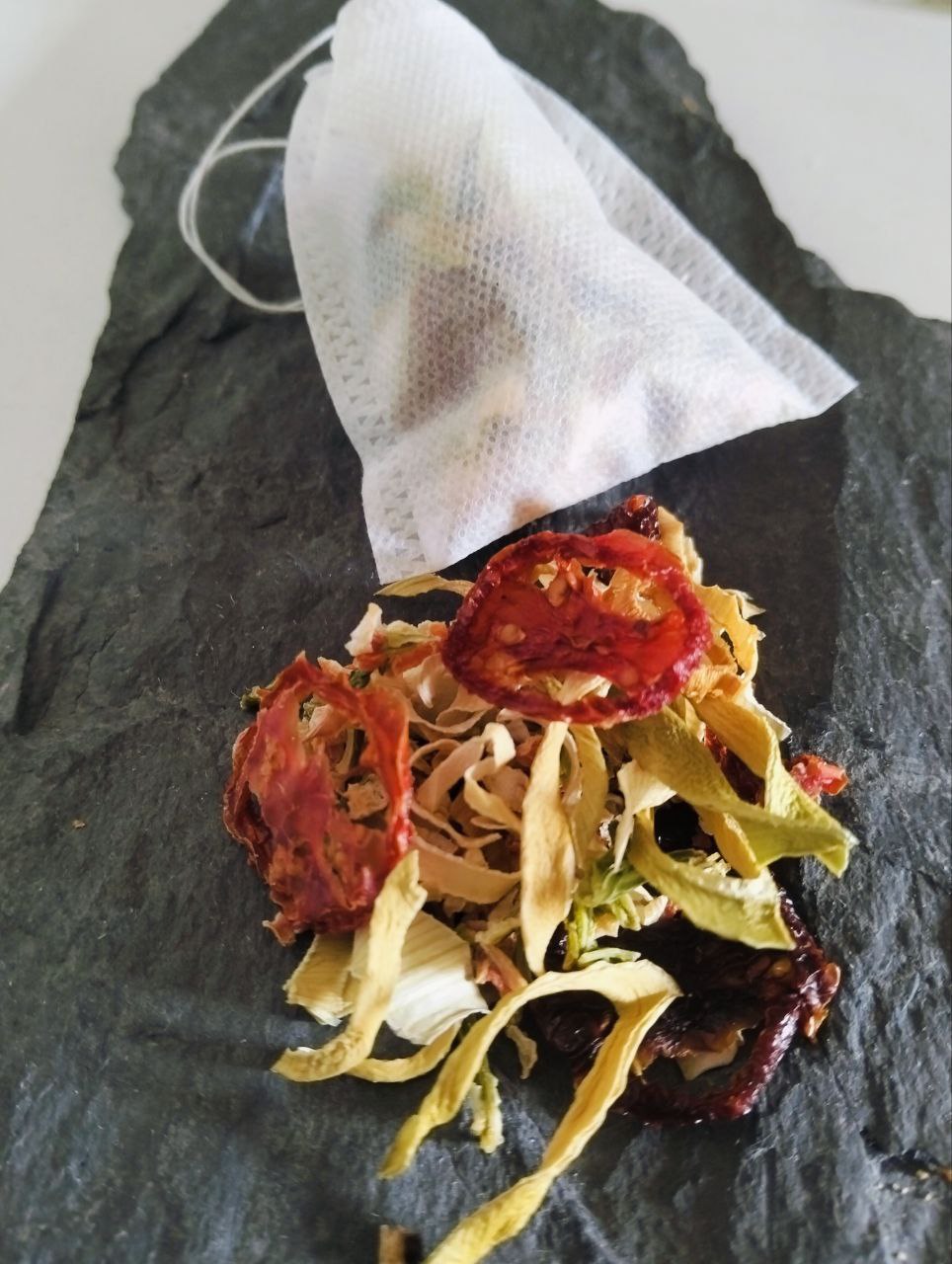 Brodo vegetale naturale BRODOVIVO con verdure essiccate in filtro monodose.