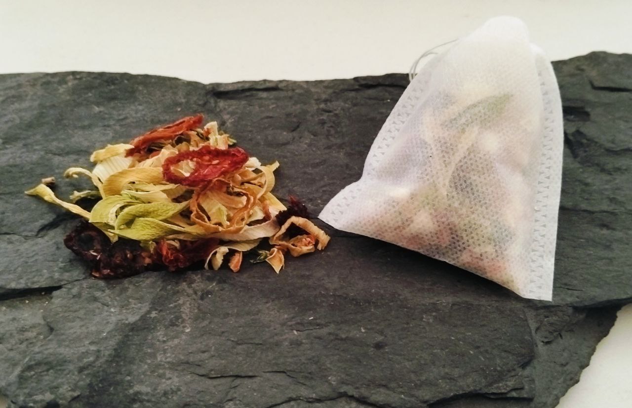 Brodo vegetale naturale BRODOVIVO con verdure essiccate in filtro monodose.